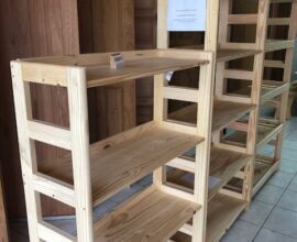 Estante de Pinus com 4 prateleiras 127cm altura x 60cm prateleiras