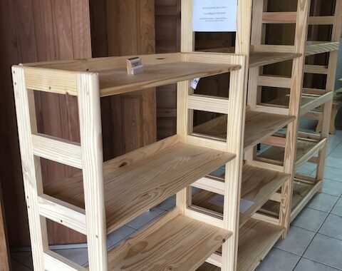 Estante de Pinus com 4 prateleiras 127cm altura x 80cm prateleiras