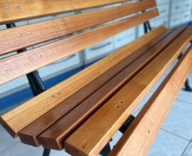 Banco de Eucalipto com pés de ferro fundido