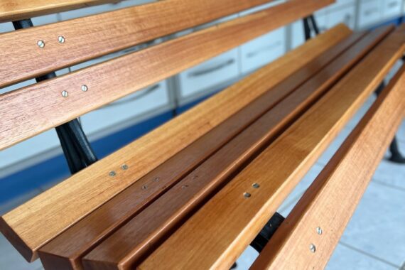 Banco de Eucalipto com pés de ferro fundido