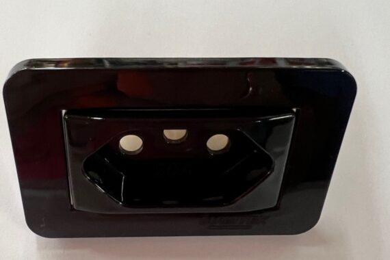 Tomada 20A Preta para móveis Lumitek