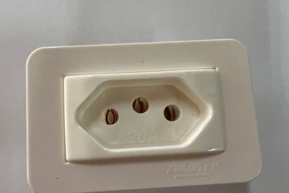 Tomada 20A Branca para móveis Lumitek