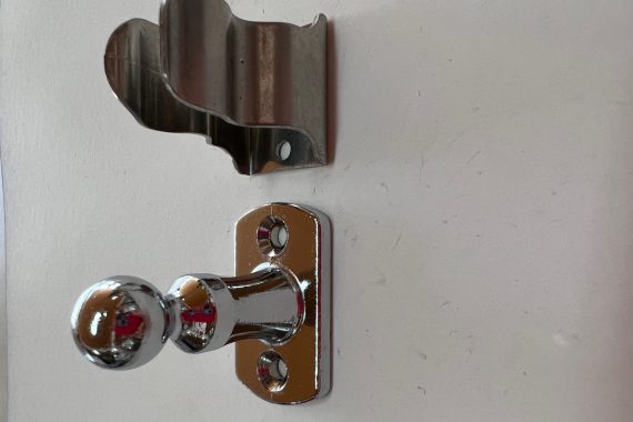 Prendedor de garra para porta Cromada União Mundial