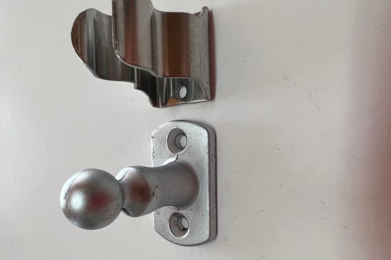 Prendedor de garra para porta Escovado União Mundial